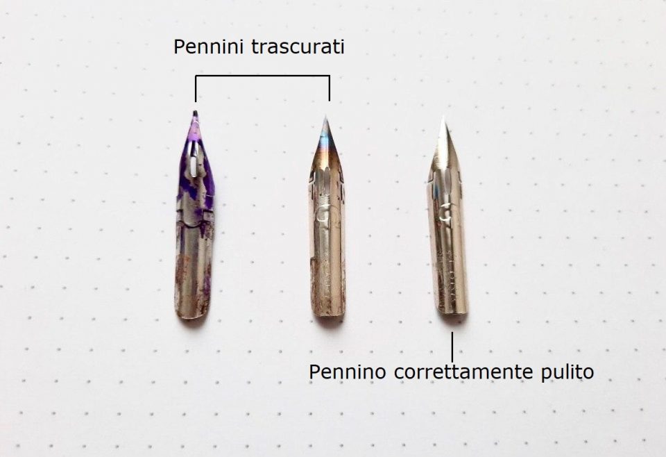 immagine di tre pennini a confronto: due trascurati e sporchi di inchiostro e uno pulito correttamente